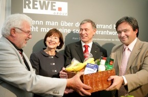 REWE Group: REWE Group größter Lebensmittelspender der Tafeln / Symbolische Übergabe an Bundespräsident Horst Köhler durch REWE Group-Vorstandsvorsitzenden Alain Caparros - Zusätzliche Spendenaktion für Berliner Tafel