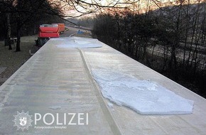 Polizeipräsidium Westpfalz: POL-PPWP: Eisplatten unbedingt vor der Fahrt entfernen!