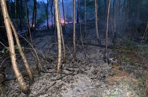 Freiwillige Feuerwehr der Stadt Lohmar: FW-Lohmar: Schwer zu erreichender Flächenbrand fordert Einsatzkräfte am Samstagabend
