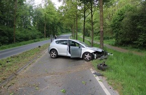 Polizei Rheinisch-Bergischer Kreis: POL-RBK: Leichlingen - 37-Jähriger verliert Kontrolle über sein Fahrzeug und prallt gegen Baum