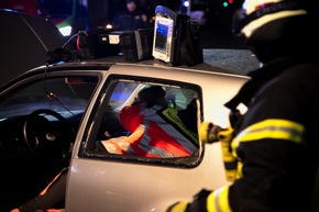 FW LK Neunkirchen: Drei Verletzte bei Unfall - Feuerwehr rettet Schwerverletzte aus Wrack