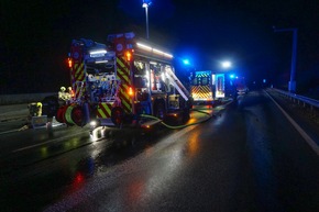 FW Ratingen: Nächtlicher schwerer Verkehrsunfall - Feuerwehr Ratingen im Einsatz