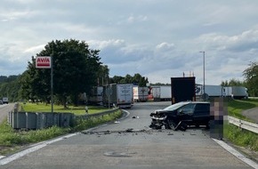 Polizei Bielefeld: POL-BI: Schwerer Sachschaden bei Auffahrt auf die Raststätte Biggenkopf-Nord