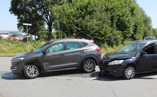 Kreispolizeibehörde Höxter: POL-HX: Unfall mit hohem Sachschaden in Nieheim