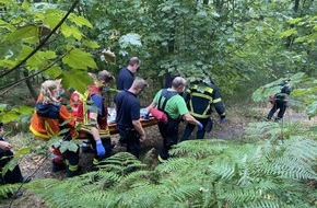 Feuerwehr Herdecke: FW-EN: Mountainbikefahrer stürzt im Wald schwer - Anstrengende Personenrettung aus unwegsamen Gelände