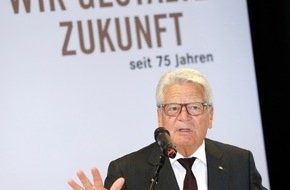HARTING Stiftung & Co. KG: "Große Stütze der demokratischen Gesellschaft": Alt-Bundespräsident Joachim Gauck würdigt Leistung und Engagement von HARTING / Festakt zum 75jährigen Bestehen der Technologiegruppe mit viel Prominenz