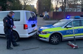 Polizeiinspektion Wilhelmshaven/Friesland: POL-WHV: Unfallbeteiligtes Fahrzeug prallt bei Bergung gegen Funkstreifenwagen der eingesetzten Polizeibeamten - Foto