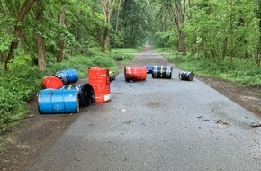 Polizeipr&auml;sidium S&uuml;dosthessen: POL-OF: Mehrere &Ouml;lf&auml;sser im Wald entsorgt: Wer kann Hinweise geben?