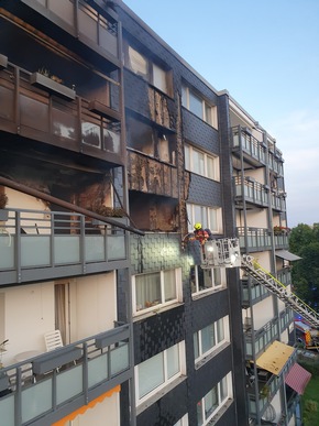 FW-Heiligenhaus: Wohnungsbrand im fünften Obergeschoss eines großen Mehrfamilienhauses in Heiligenhaus Unterilp