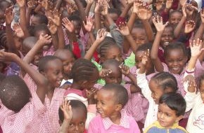 Swiss Life Deutschland: Mit Aufklärung und Bildung gegen Genitalverstümmelung: Stiftung Zuversicht für Kinder spendet 14.000 Euro für Kindergarten- und Schulprojekt in Kenia