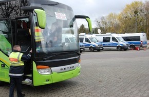 Polizeipräsidium Trier: POL-PPTR: 23 Busse im Messepark kontrolliert: Fahrer unter Drogen und mit Messer unterwegs