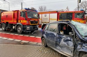 Feuerwehr Dresden: FW Dresden: Verkehrsunfall zwischen einem PKW und einem Feuerwehrfahrzeug