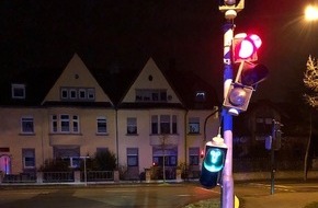 Polizeidirektion Ludwigshafen: POL-PDLU: Speyer - Unbekannter Verkehrsteilnehmer beschädigt Ampel in der Freiherr-vom-Stein-Straße und flüchtet (09/0701)