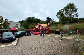 Feuerwehr Weinheim: FW Weinheim: Am Grill genauso eingespielt wie im Einsatz. Die Abteilung Oberflockenbach feiert mit ihren G&auml;sten