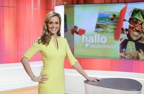 ZDF: Zurück aus der Babypause: "hallo deutschland"-Moderatorin Sandra Maria Gronewald ab Montag wieder im ZDF aktiv / Aufruf für neue Folgen "Blond im Einsatz" (FOTO)