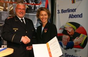 Deutscher Feuerwehrverband e. V. (DFV): Höchste Feuerwehr-Auszeichnung für von der Leyen / Ehrung und Gespräche: 3. Berliner Abend des Deutschen Feuerwehrverbandes