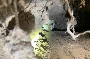 Feuerwehr Ludwigshafen: FW Ludwigshafen: Tierrettung (Hund in Fuchsbau eingeklemmt) in Ludwigshafen im Stadtteil Süd