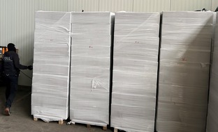 ZOLL-E: Doppelschlag gegen illegalen Zigarettenhandel /zwei Hehlerbanden zerschlagen /fünf Personen verhaftet /10,4 Millionen Zigaretten sichergestellt