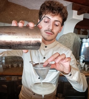 Barkeeper aus Kalabrien präsentieren Cocktails zum Sommeranfang