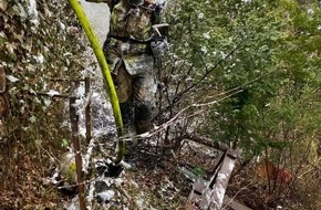 Freiwillige Feuerwehr Lügde: FW Lügde: Gartenhüttenbrand in unwegsamen Gelände