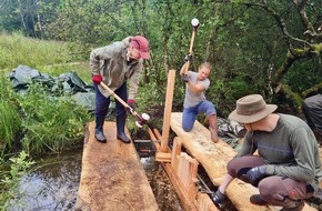Bergwaldprojekt e.V.: Rheinland-Pfalz' torfmächtigstes Moor wird von Freiwilligen des Bergwaldprojekts unter Wasser gesetzt