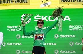 Skoda Auto Deutschland GmbH: Marianne Vos erhält grüne Kristallglas-Trophäe von ŠKODA AUTO bei der Tour de France Femmes avec ZWIFT