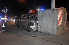 Kreispolizeibehörde Unna: POL-UN: Schwerte - Ungebremst gegen Betonpfeiler: Unfallopfer schwer verletzt