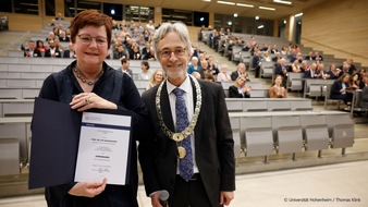 Universit&auml;t Hohenheim: Prof. Ute Mackenstedt erh&auml;lt Ehrennadel der Universit&auml;t Hohenheim