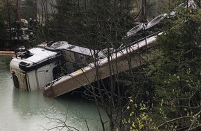 Kreispolizeibehörde Oberbergischer Kreis: POL-GM: 070521-328: Sattelzugmaschine rutscht in Wasserbecken