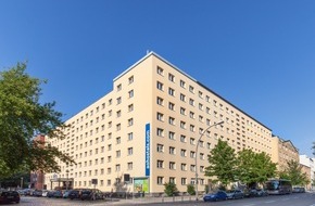a&o HOTELS and HOSTELS: Fensterplätze mit Live-Musik: a&o Berlin Mitte startet Rooftop-Event