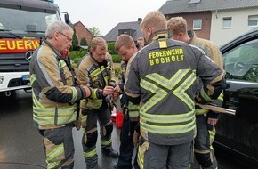 Feuerwehr Bocholt: FW Bocholt: Tier aus misslicher Lage befreit - Feuerwehr öffnet Pkw