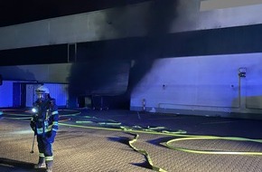 Feuerwehr Mülheim an der Ruhr: FW-MH: Brand in einer Gewerbehalle in Mülheim-Heißen