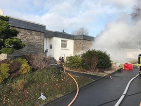 FW-NE: Kellerbrand in Einfamilienhaus - Gleichzeitige Brandmeldealarmierung in einem Gewerbebetrieb