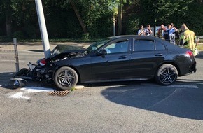 Polizei Mettmann: POL-ME: Schwerer Verkehrsunfall nach Spurwechsel - Hilden - 2208128