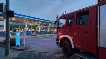 Freiwillige Feuerwehr Celle: FW Celle: Gas tritt aus PKW an Tankstelle aus