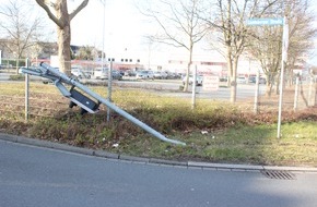 Kreispolizeibehörde Soest: POL-SO: Lippstadt - Lichtzeichenanlage umgefahren und geflüchtet