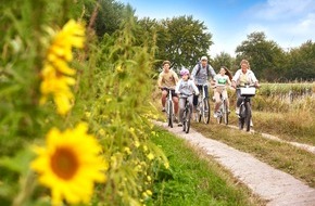 Tourismus Marketing Service Büsum GmbH: Am 3. Juni 2025 ist Weltfahrradfahrtag: Radtouren zwischen Salzwiese und Deich an der Nordsee ab Büsum