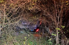 Polizeidirektion Neustadt/Weinstraße: POL-PDNW: Pkw überschlägt sich - Fahrer leicht verletzt