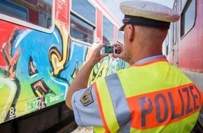 Bundespolizeiinspektion Kassel: BPOL-KS: Zug bei Halt in Stadtallendorf mit Farbe besprüht