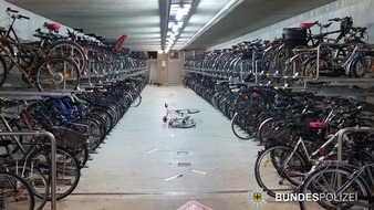 Bundespolizeidirektion München: Bundespolizeidirektion München: Fahrraddieb gestellt
16-jähriger Flüchtender kommt nicht weit
