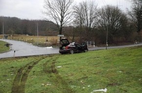 Polizeiinspektion Osnabr&uuml;ck: POL-OS: Osnabr&uuml;ck/Sch&ouml;lerberg: Ohne F&uuml;hrerschein - Auto und Kennzeichen gestohlen - Verfolgungsfahrt endet mit drei Festnahmen und Drogenfunden