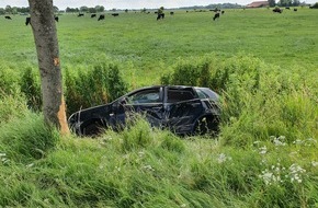 Polizeiinspektion Wilhelmshaven/Friesland: POL-WHV: Glück im Unglück bei einem Unfall im Wangerland (FOTO) - am Fahrzeug entstand Totalschaden, die drei Insassen blieben unverletzt