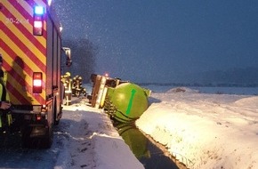 Polizeiinspektion Cuxhaven: POL-CUX: Tanklastzug kommt auf sehr schmaler Straße von der Fahrbahn ab - Mit Sommerreifen auf winterglatter Fahrbahn verunfallt (Lichtbild in der Anlage)