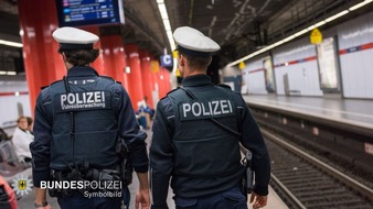 Bundespolizeidirektion München: Bundespolizeidirektion München: Gleissturz endete glimpflich / 52-jähriger Rollstuhlfahrer von Reisenden aus Gleis geborgen
