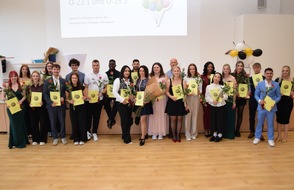 RH&Ouml;N-KLINIKUM AG: Neue Pflegefachkr&auml;fte starten am UKGM / Absolventinnen und Absolventen der Elisabeth-von-Th&uuml;ringen-Akademie feiern erfolgreich bestandenes Examen - viele bleiben am Standort Marburg