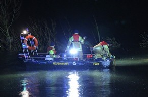 Feuerwehr Dresden: FW Dresden: PKW rollt in die Elbe und geht unter