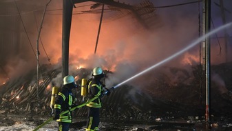 FW Dörentrup: Brand im Industriegebiet Dörentrup-Humfeld - Feuerwehr erneut im Großeinsatz