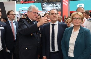 Deutscher Feuerwehrverband e. V. (DFV): INTERSCHUTZ 2026: "Feuerwehrwelt r&uuml;ckt zusammen" / DFV-Pr&auml;sident bilanziert zur Weltleitmesse: Gro&szlig;e Dynamik, Zuversicht und Mut angesichts der aktuellen Lage