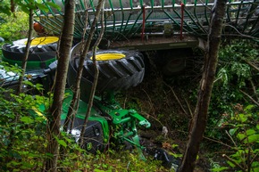 FW Menden: Traktor und Güllefass stürzen in Bach - Fahrer bleibt unverletzt