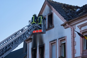 FW Menden: Feuerwehr Menden rettet 12 Personen bei Wohnungsbrand